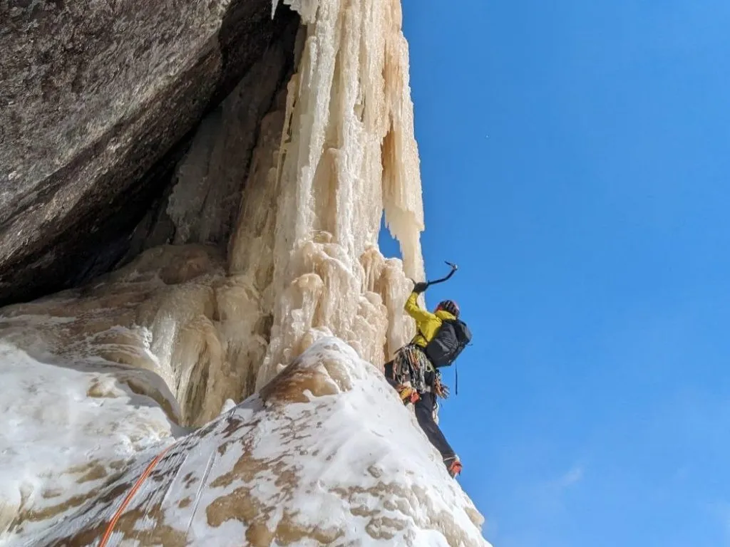 Un grimpeuse sur une parois de glace