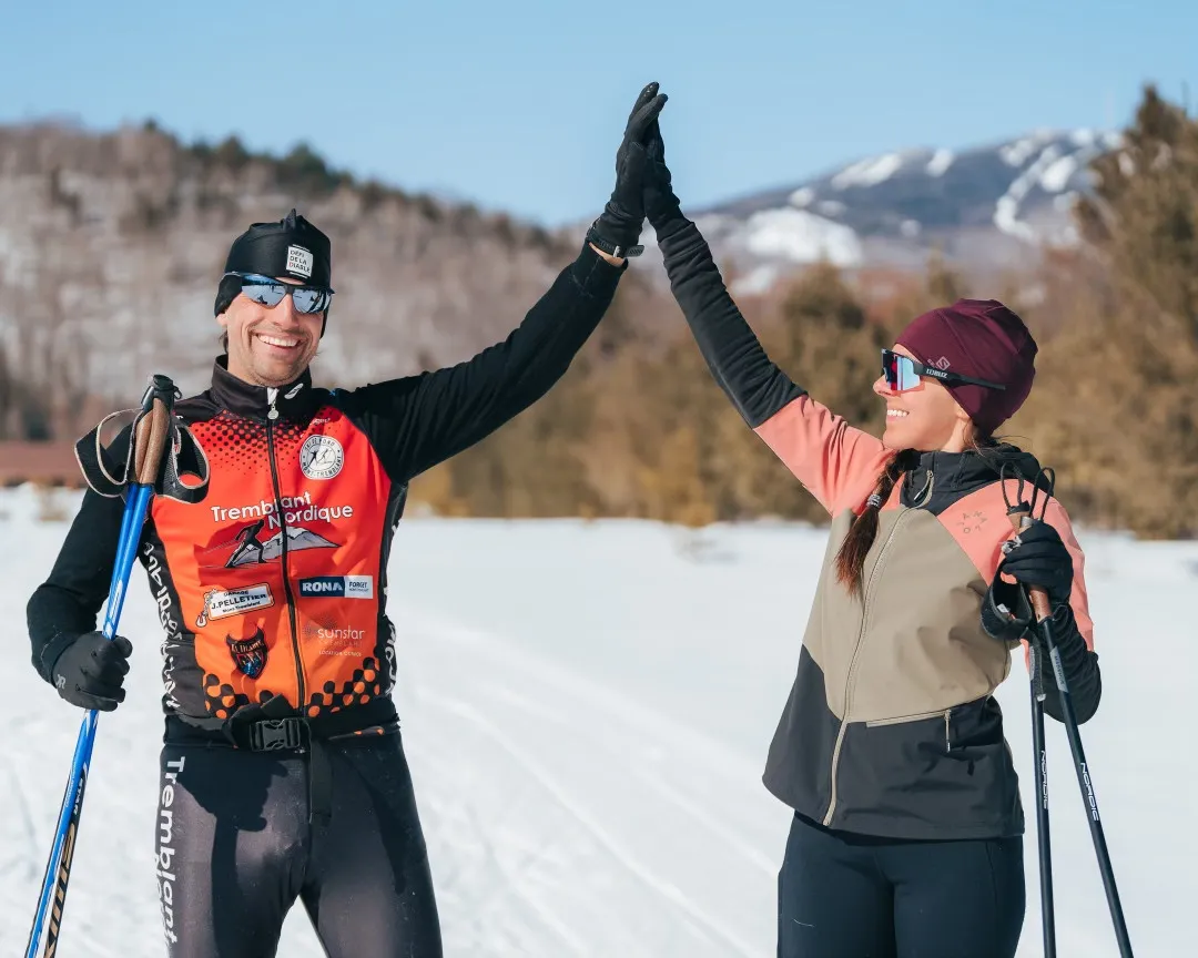 neige, ski de fond, tape dans la main, un homme, une femme, tenues colorées