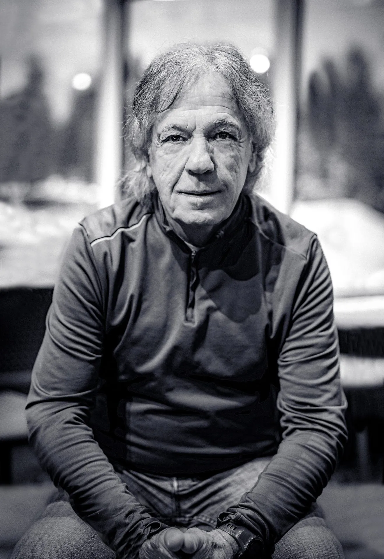 photo noir et blanc, Homme dans la soixantaine cheveux mi-long chandail foncé. Photo portrait