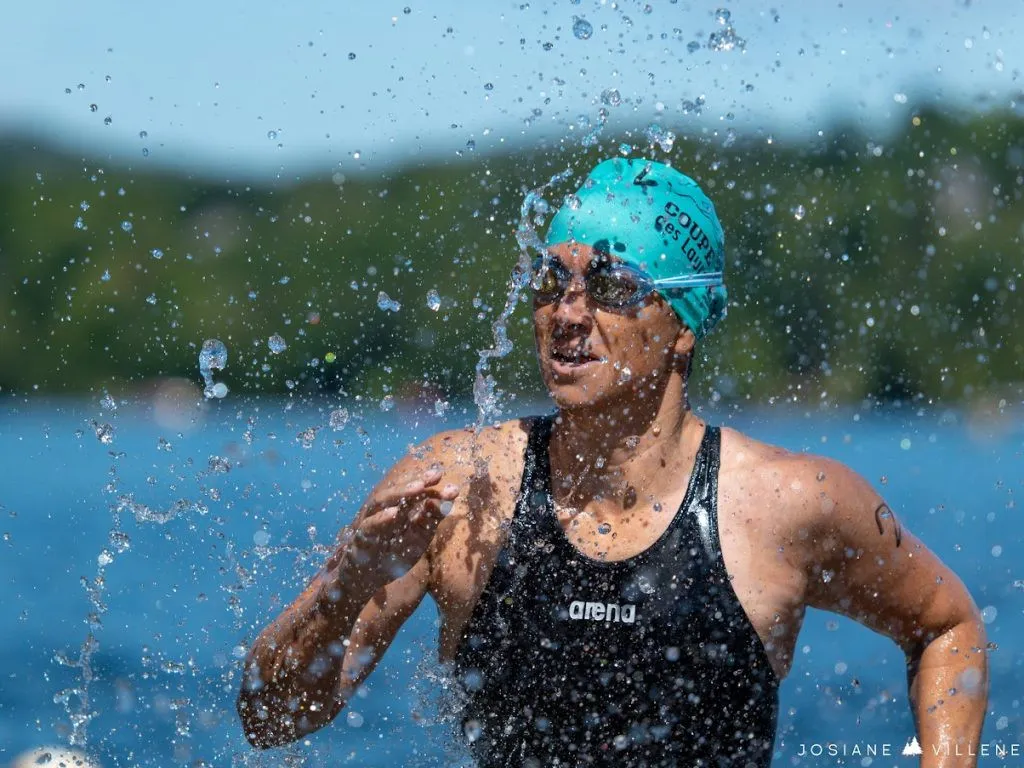 un nageur en pleine course
