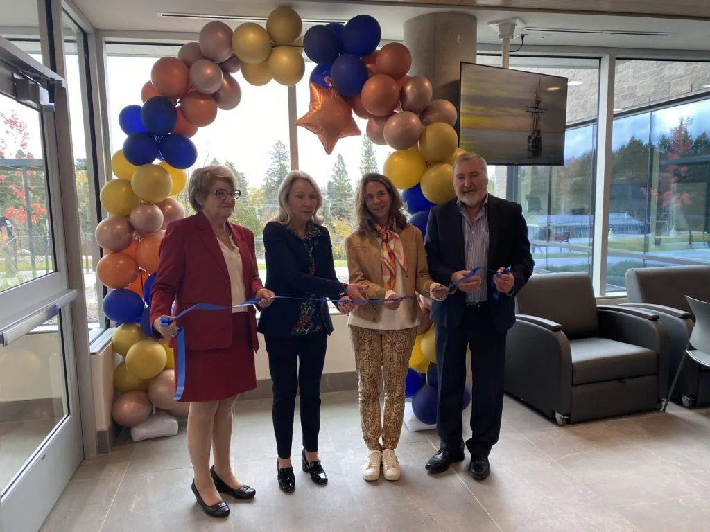 4 personnes devant une couronne de ballons