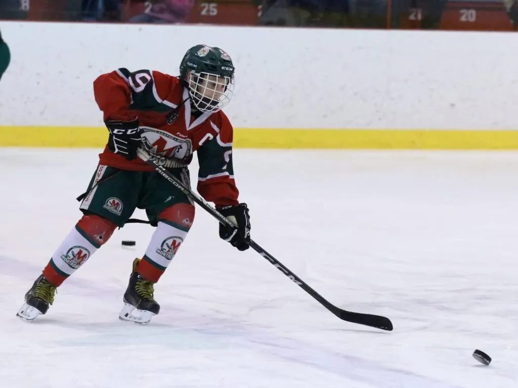 un jeune en patins sur la glace