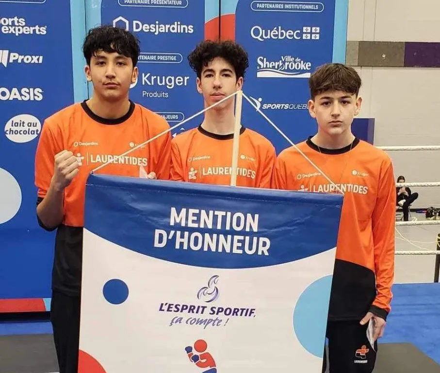 trois ados avec une banderole