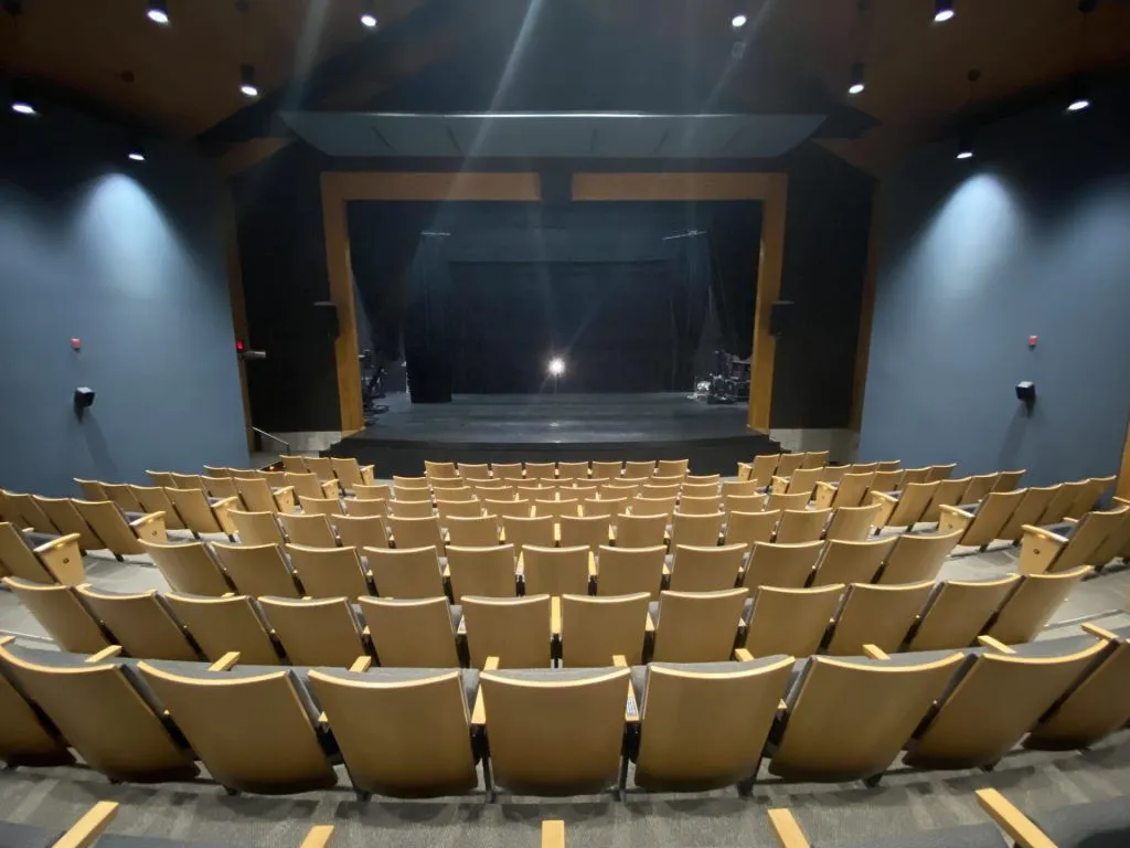Une salle de spectacle vue de la régie