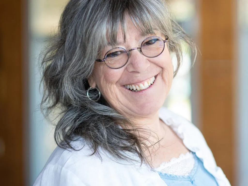 Une femme dans la cinquantaine souriante