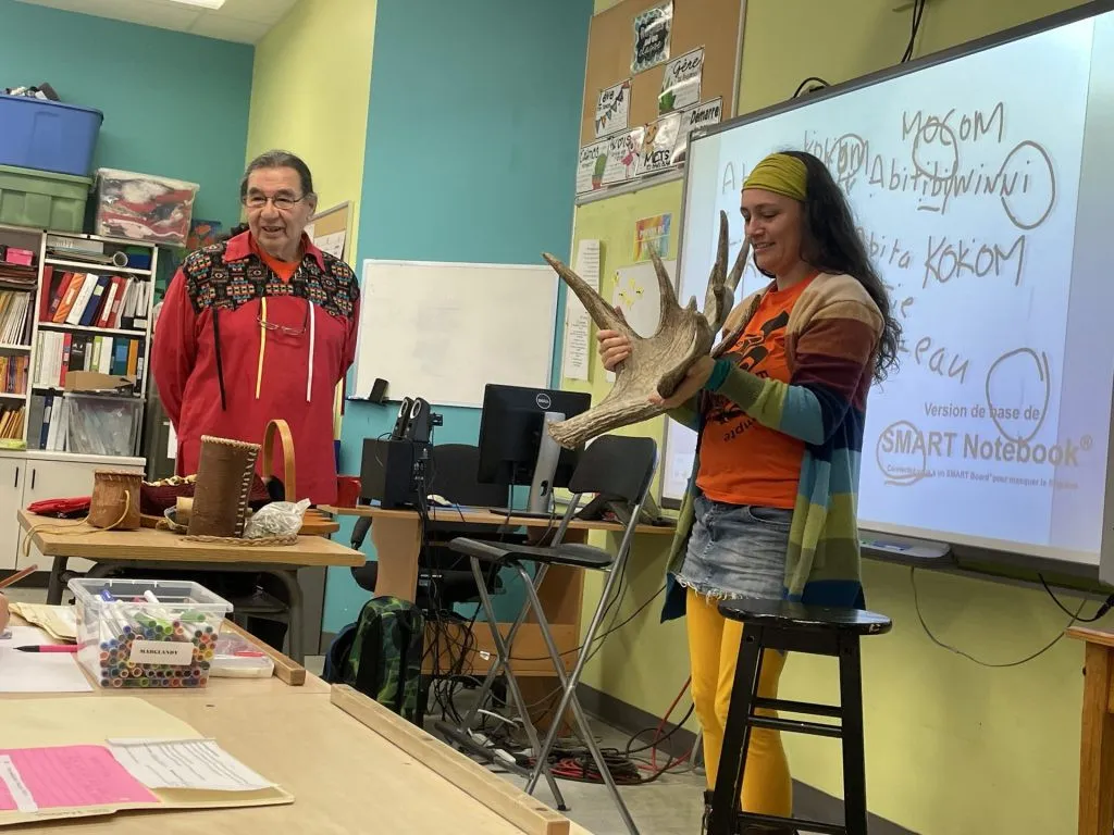 Eliane montre un panahce devant la classe de 4e année