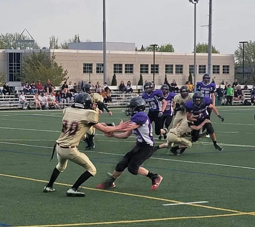 Des jouerus de football en pleine action 