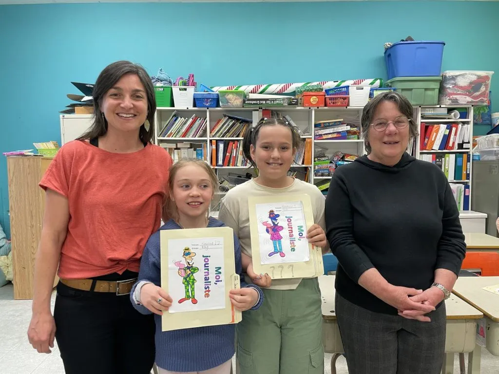 deux jeunes posent avec Geneviève Beauchamp et Rose-Marie Fournier dans le cadre du projet Bibliothèque vivante