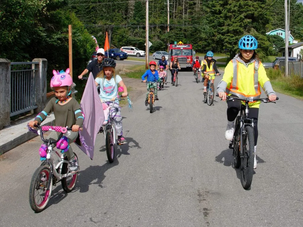des jeunes et moins jeunes en parade en vélo