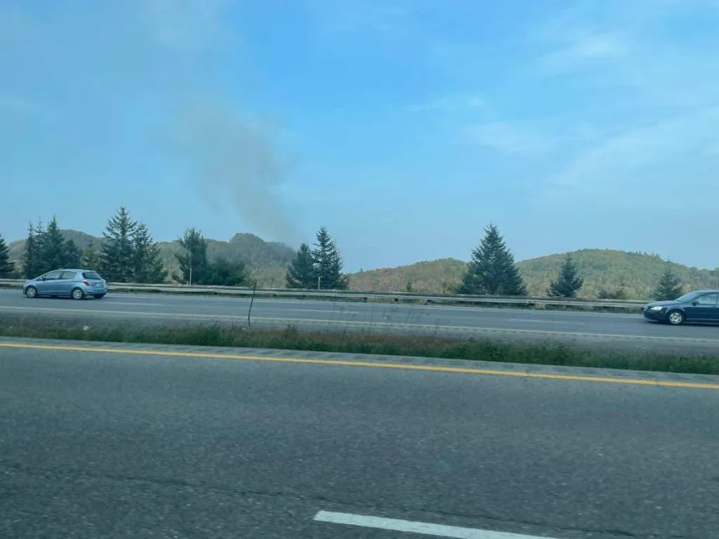 de la fumée visible de l'autoroute