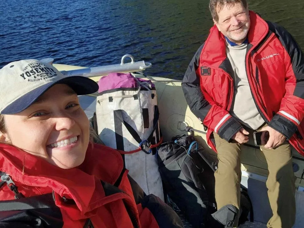 une femme et un homme avec de svestes de sauvetage rouge sur un bateau