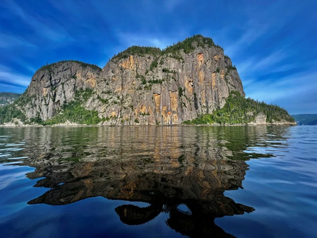 un cap rocheux sur le fjord du Saguenay