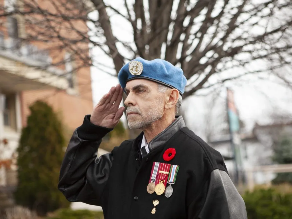 un soldat en uniforme salue le drapeau