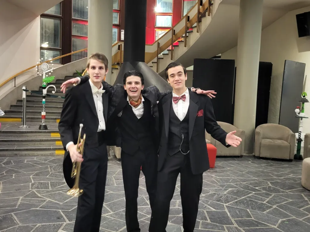 3 jeunes homme en habit avec leur instrument