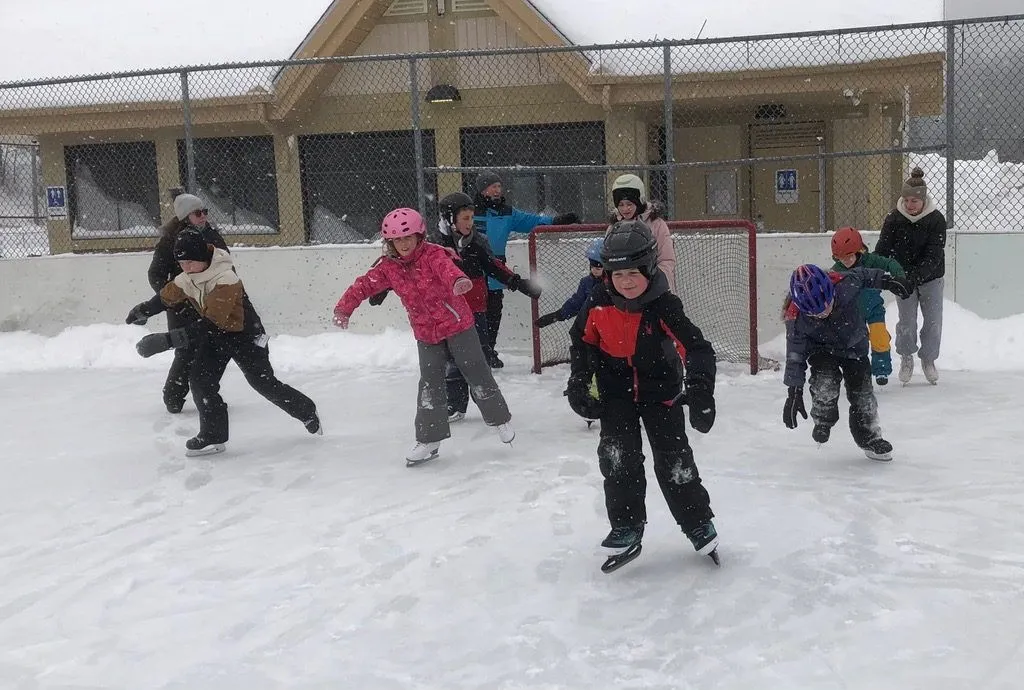 des enfants en patins