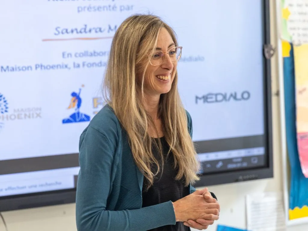 Femme qui offre un atelier avec une présentation powerpoint en arrière-plan