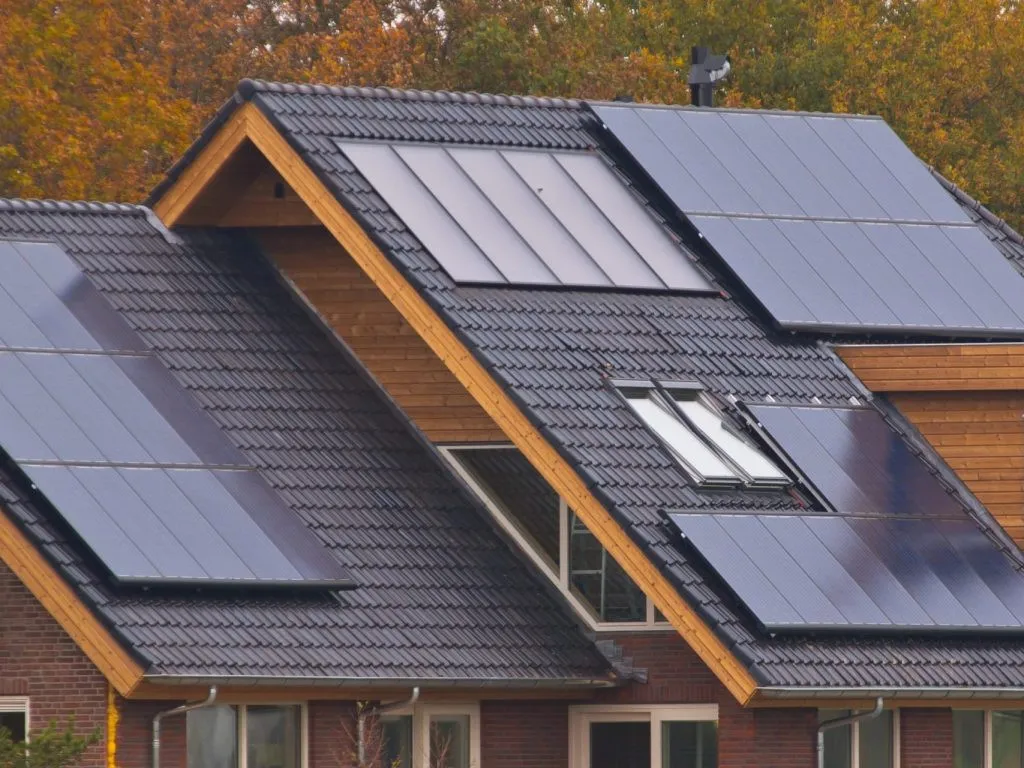 Panneaux solaires sur le toit d'une maison