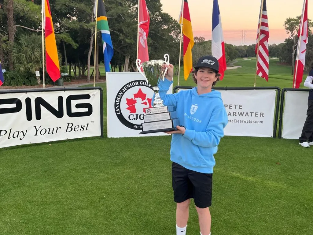 un adolescent avec un trophée