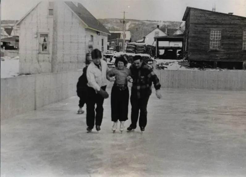 des enfants en patins 