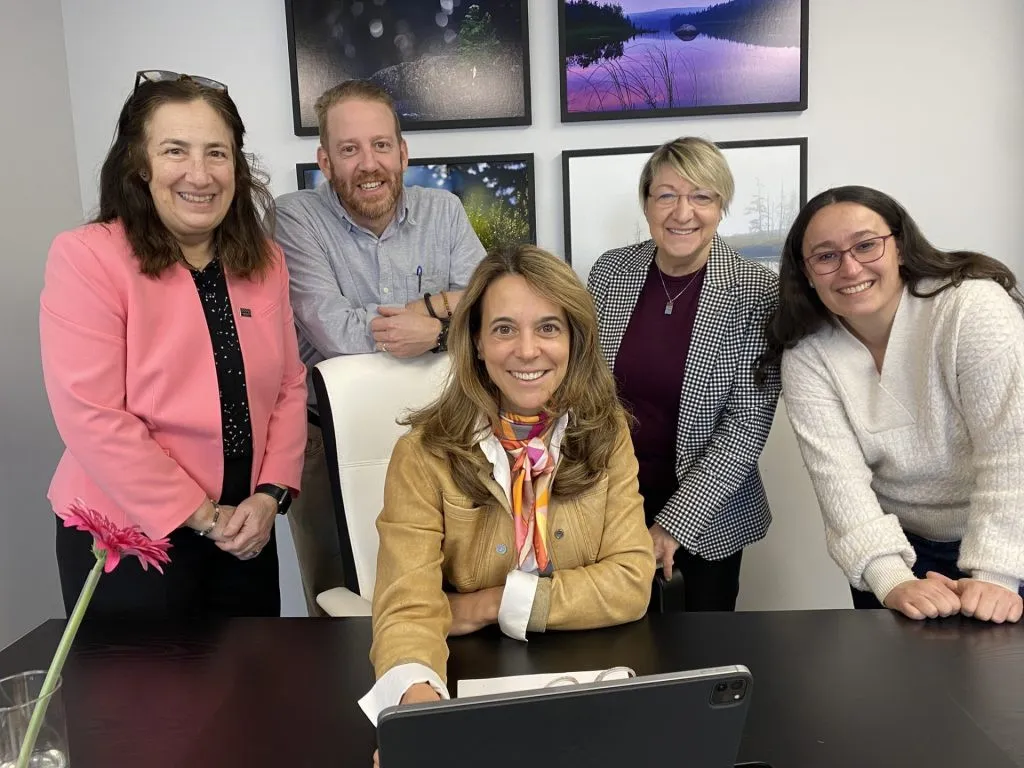 5 personnes derrière un bureau