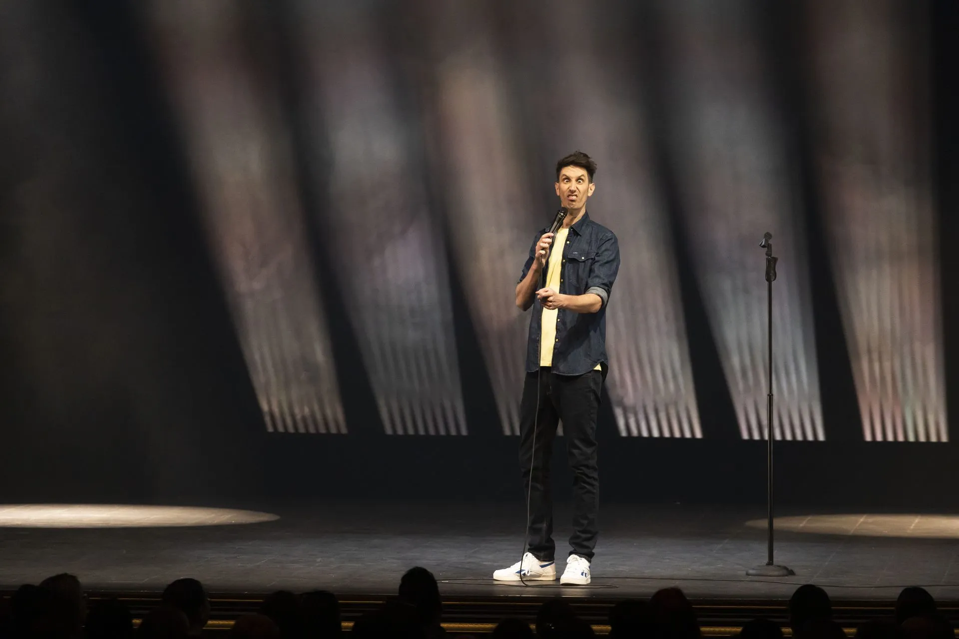 Jérémy demay en spectacle sur scène