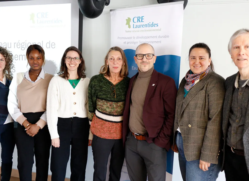 PLusieurs personnes allignées regardent la caméra