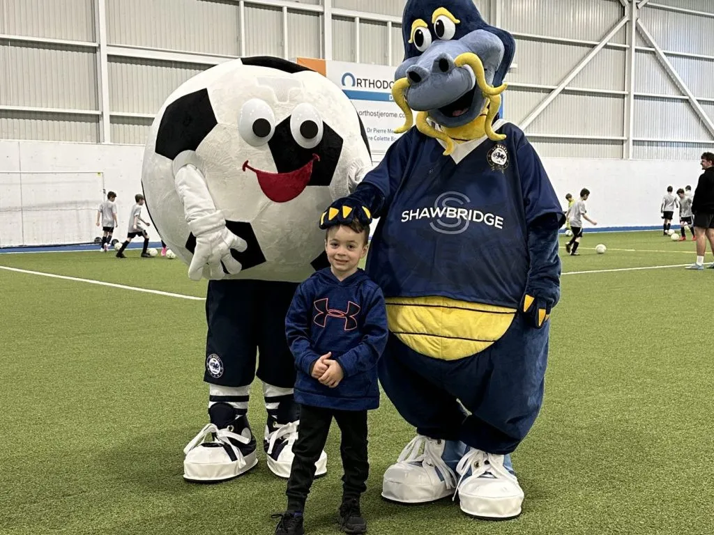 Deux mascottes sur un terrain de soccer