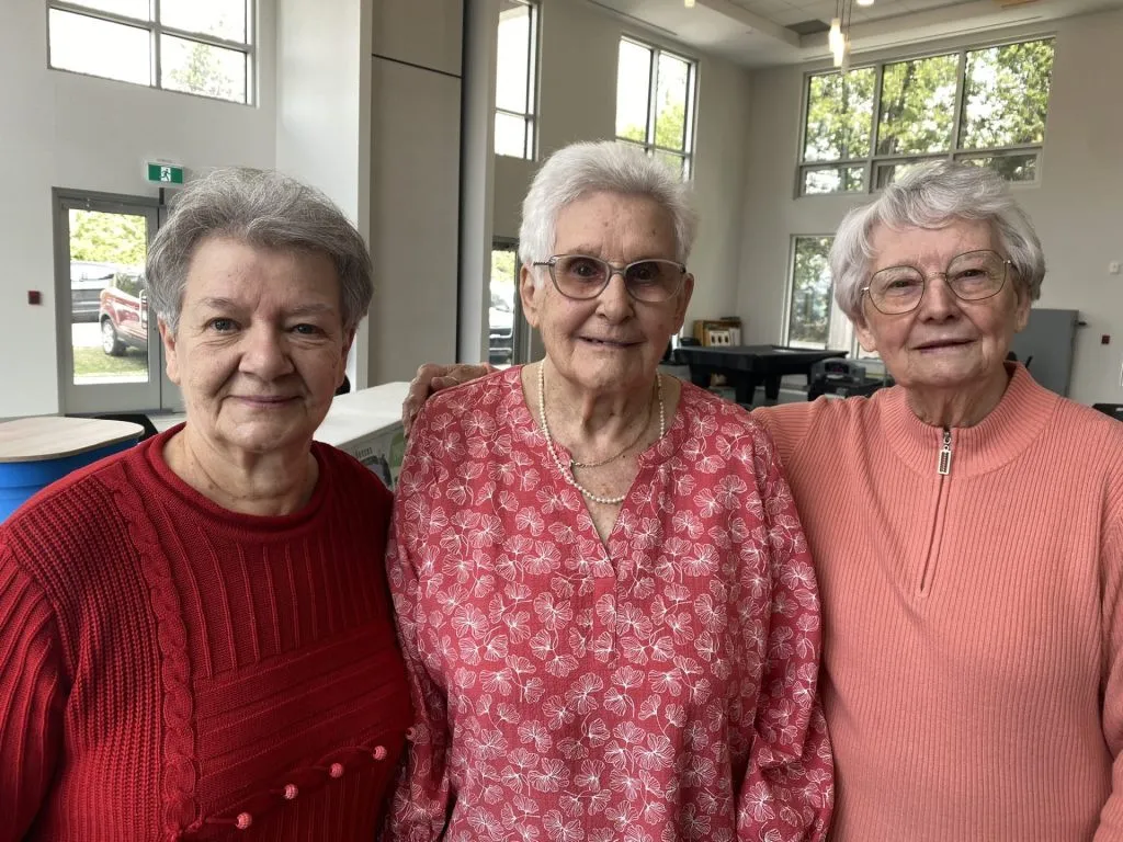 tois dames âgées souriantes