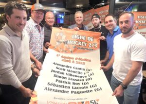 Groupe d'hommes tenant une banderolle