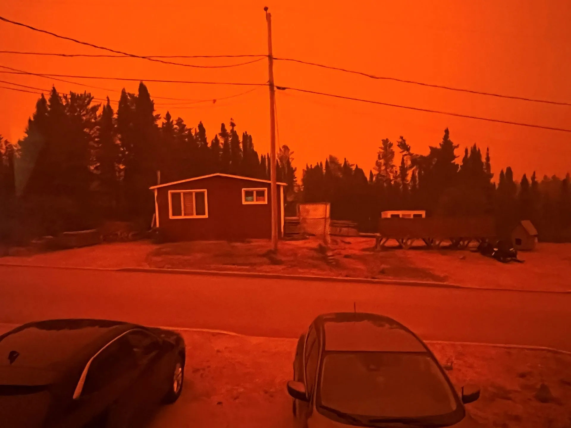 Une rue de Radisson sous un ciel rouge.