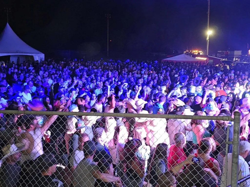 foule extérieure devant un concert