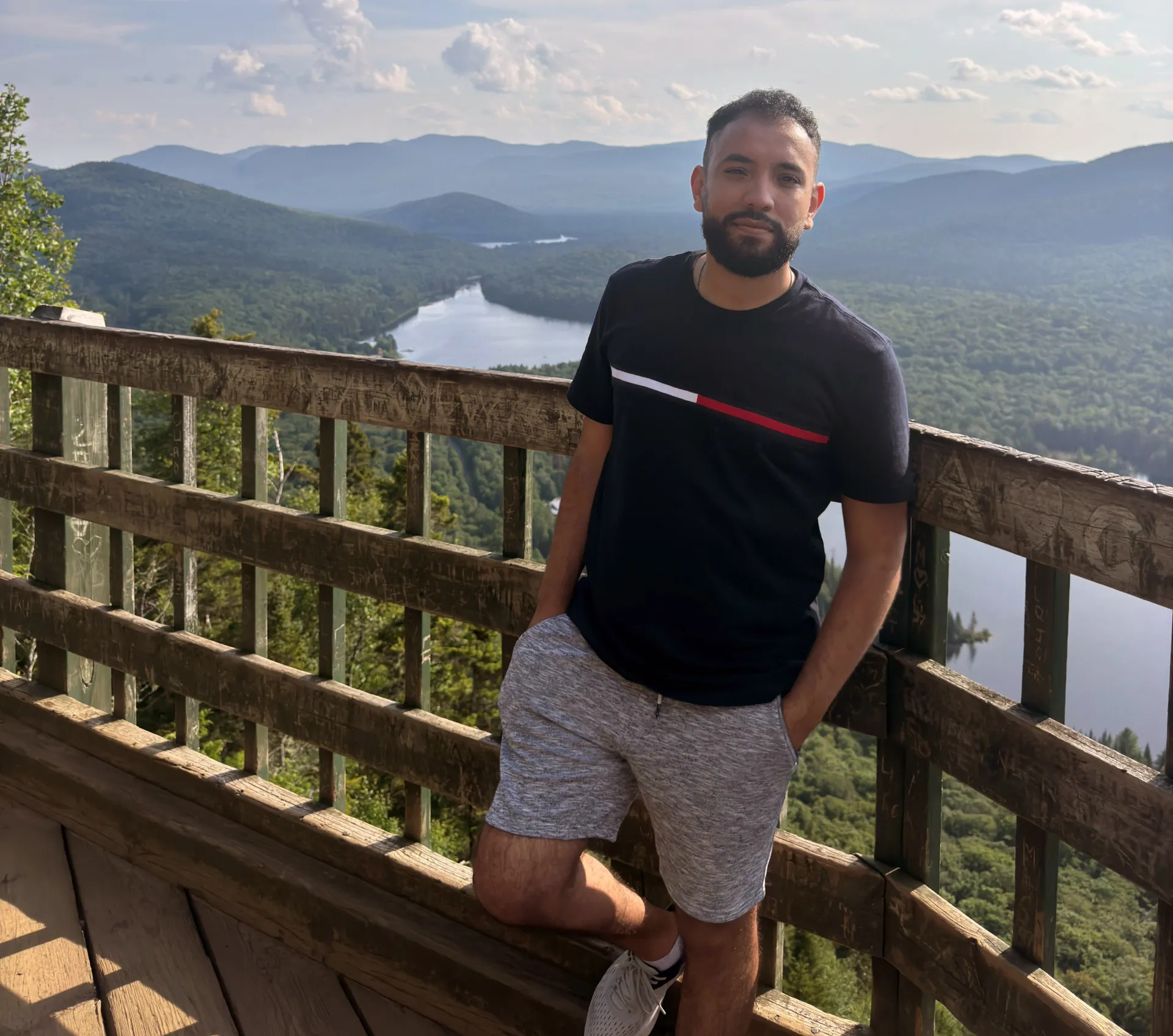 Un homme mains dans les poches