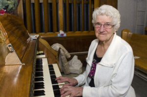 Une dame jour de l'orgue dans une église