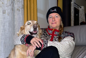 Femme habillée hiver sur un divan avec un chien