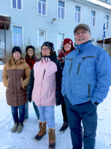 Groupe de personne dehots l'hiver