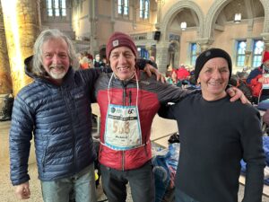 Trois hommes habillés pour le ski, sourient