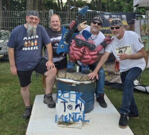 Groupe d'hommes côte-à-côte.