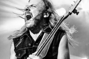 Guitariste jouant avec une forte expression au visage