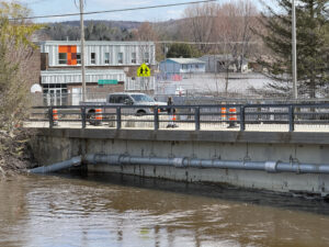 Un pont où l'eau frotte le tablier