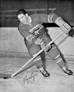 Joueur de hockey sur une vielle photo portant le chandail des Canadiens de Montréal.